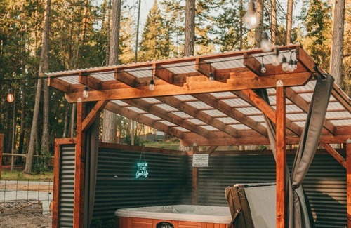 Grants Pass House | Tiny Cabin Retreat w/Hot Tub & Alpacas Rescue