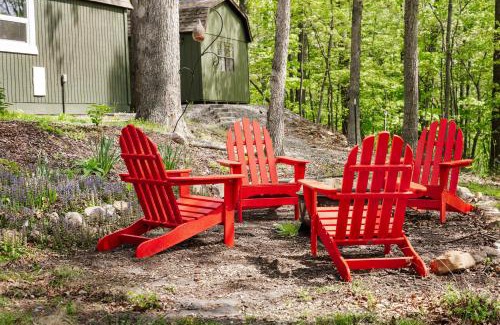 Great Cacapon Apartment | Tiny Cabin w Fire Pit Game Room and Dog Friendly