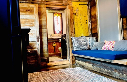 Lynchburg House | Tiny Carriage House downtown: Big yard, HUGE character.