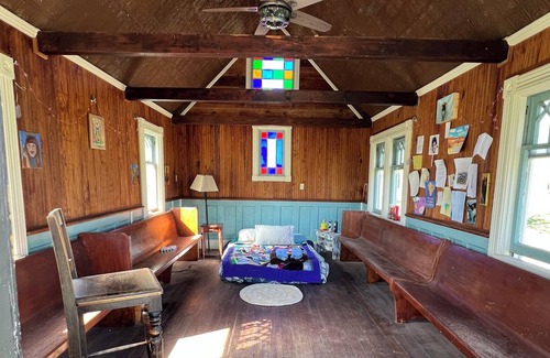 Garfield Cabin | Tiny Chapel Glamping 20 Minutes from ATX, 10 Minutes from COTA.
