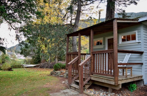 Harrison Hot Springs Cabin | TINY COTTAGE | QUEEN BED | KITCHEN | ACCOMMODATES 2 GUESTS