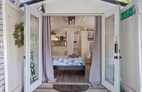 College Park House | Tiny Cottage - 3 MI to Downtown w/Grill & Hammocks