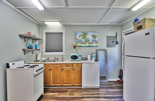 Murrells Inlet Cottage | Tiny cottage with King bed, kitchen, dog friendly
