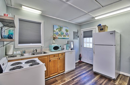 Murrells Inlet Cottage | Tiny cottage with King bed, kitchen, dog friendly