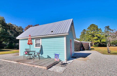 Murrells Inlet Cottage | Tiny cottage with King bed, kitchen, dog friendly