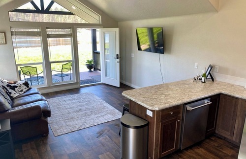 Medical Lake Other | Tiny Farmhouse on the Lake -Lakefront- Kayaks available!