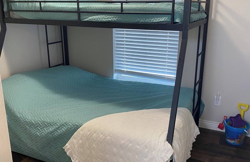 Medical Lake Other | Tiny Farmhouse on the Lake -Lakefront- Kayaks available!