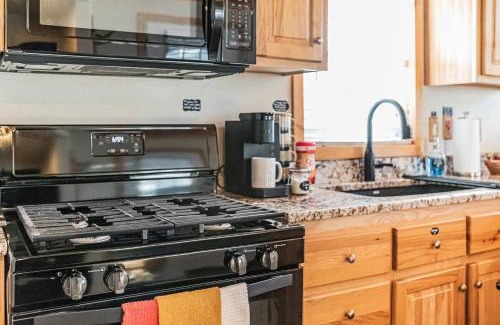 Woodland Park Apartment | Tiny Haven Spacious Feel, BBQ & Peak Views