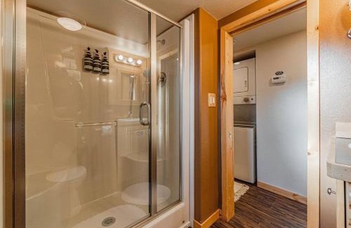 Woodland Park Apartment | Tiny Haven Spacious Feel, BBQ & Peak Views