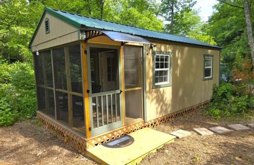 Purlear House | Tiny Home Creekside Nature Escape, Hot Shower, WIFI, Peaceful