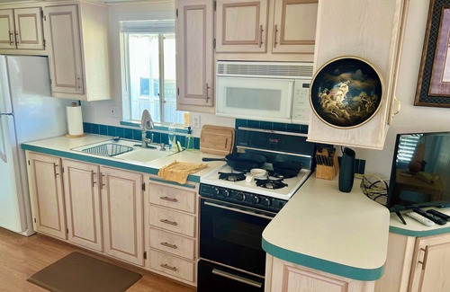 Desert Hot Springs House | Tiny Home Desert Hot Springs Resort Lakeview Pools fitness room, WiFi