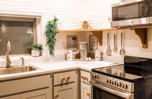 North East Cottage | Tiny Home Guest House - just steps to Lake Erie