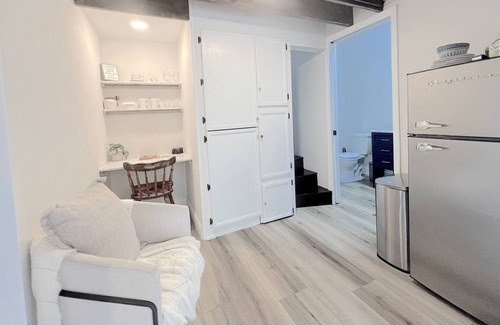 Bearss Plaza Apartment | Tiny Home Hideaway | Patio Pet-Friendly