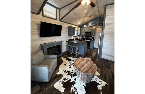 Harold House | Tiny Home in Luxury Resort - Oaks 4