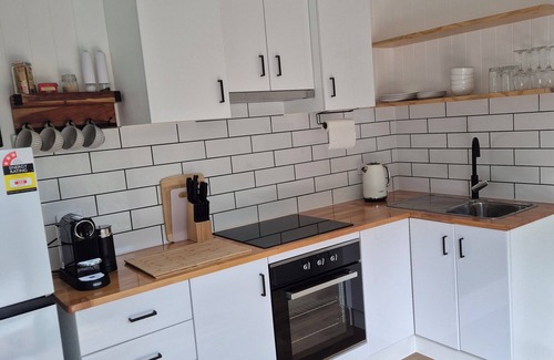 Kuranda Apartment | Tiny home in the rainforest. Relax with the Wallabies and abundant birdlife,