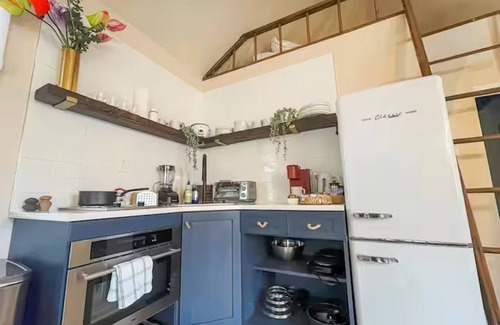 Ellenville Cabin | Tiny Home, King Bed & Hot Tub