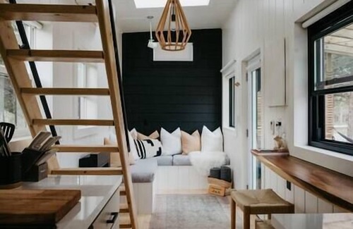 Tyendinaga Mohawk Territory House | Tiny Home Near Wine Country with Stargazing Loft