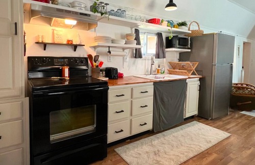 Tallassee Cabin | Tiny Home near Monster Mountain MX Park and Lake Martin