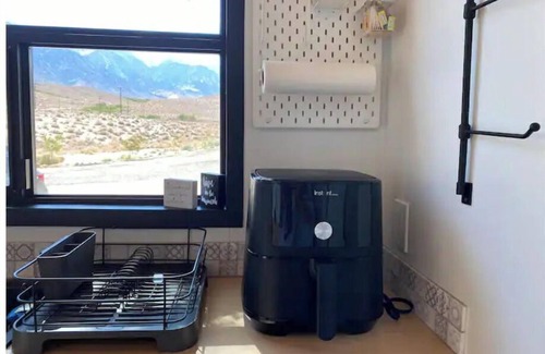 Lone Pine House | "TINY" HOME w/expansive views of the Sierras NOW W/WIFI!