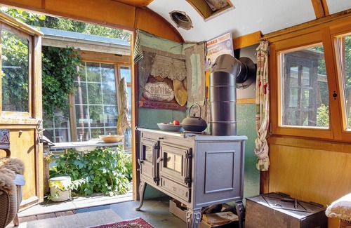 Bad Waldsee House | Tiny Home 'Zirkuswagen' with Private Terrace, Shared Garden and Wi-Fi