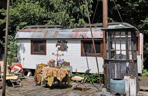 Bad Waldsee House | Tiny Home 'Zirkuswagen' with Private Terrace, Shared Garden and Wi-Fi