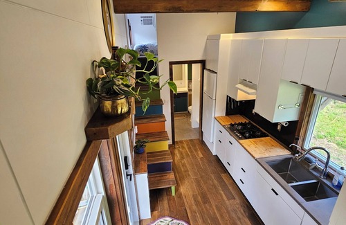Ashton Creek House | Tiny House, 2-bedroom with AC and WiFi near Enderby BC.