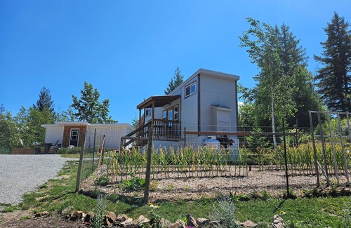 Ashton Creek House | Tiny House, 2-bedroom with AC and WiFi near Enderby BC.