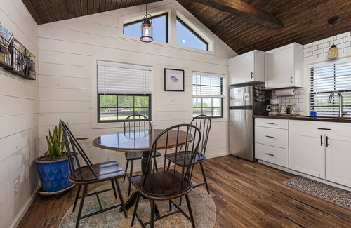 Marion Cabin | Tiny House Cabin near Lake Egypt, Hiking, Wineries