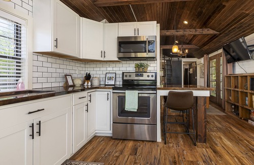 Marion Cabin | Tiny House Cabin near Lake Egypt, Hiking, Wineries