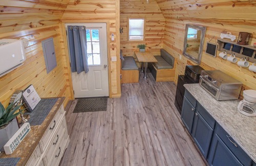 Ashland Cabin | Tiny House Cabin with Loft. 2 Queen Beds with Child Sleeper. Pet Friendly!