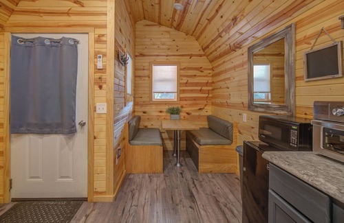 Ashland Cabin | Tiny House Cabin with Loft. 2 Queen Beds with Child Sleeper. Pet Friendly!