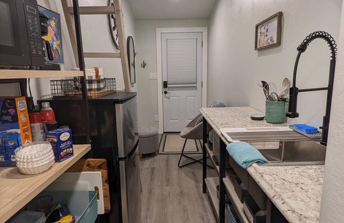 Sam Hughes Apartment | Tiny house: Casita D-downtown-UofA-Restaurants-Cafes-Bars-Shop-Museums-Parking