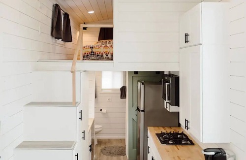 West Central House | Tiny House - Centrally Locatednn