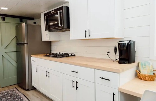 West Central House | Tiny House - Centrally Locatednn