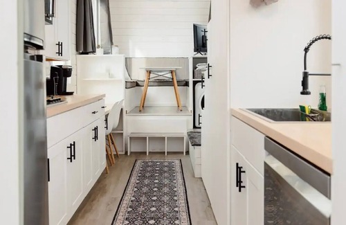 West Central House | Tiny House - Centrally Locatednn