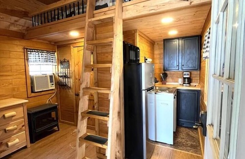 Gatlinburg - Pigeon Forge Cottage | Tiny house experience! Re-discover Life, Love, Self and Peace