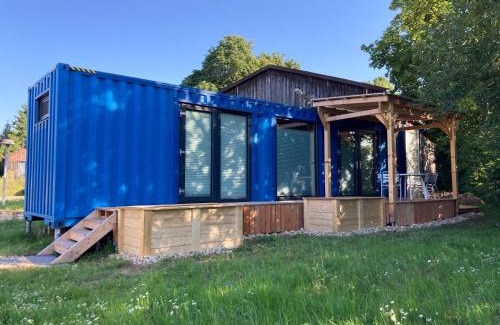 Scheuerfeld House | Tiny House im Seecontainer mit Parkplatz, Glasfaser, Netflix, Veranda und gehobener Ausstattung