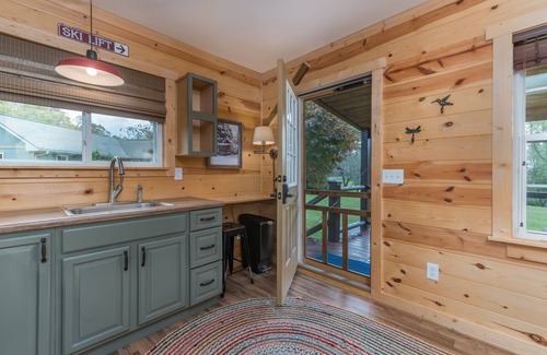 Hendersonville Cabin | TINY HOUSE IN MEADOW SETTING/HENDERSONVILLE/APPLE ORCHARD & WINERY AREA