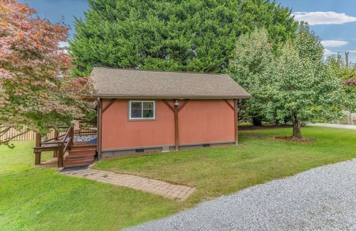 Hendersonville Cabin | TINY HOUSE IN MEADOW SETTING/HENDERSONVILLE/APPLE ORCHARD & WINERY AREA