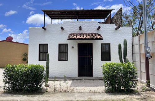 Santa Barbara House | Tiny house in quiet town, in the middle of many beaches, volcanos, water falls.