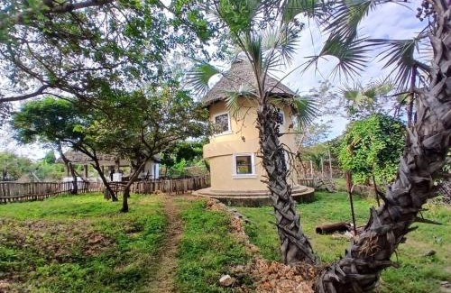 Shimoni Apartment | Tiny house, kitchen downstairs
