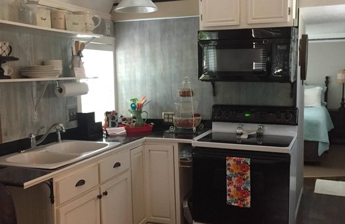 Sulphur Cottage | Tiny house with full-size amenities tucked away in the countryside