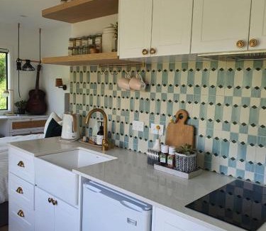 Lower Hutt House | Tiny house with greenhouse dining