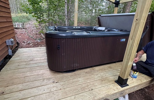 Windsor Cabin | Tiny House with private hot tub on 100 acres