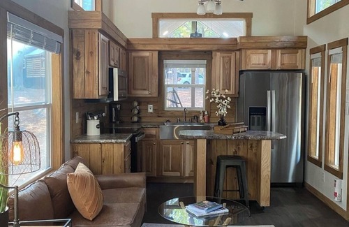 Pottsboro Cabin | Tiny Texoma Treasure: Your Wooded, Lakeside Wonderland - Green House