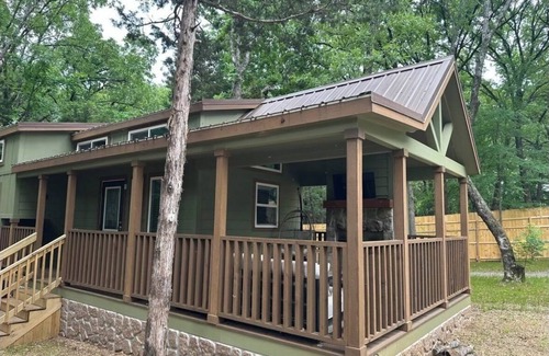 Pottsboro Cabin | Tiny Texoma Treasure: Your Wooded, Lakeside Wonderland - Green House