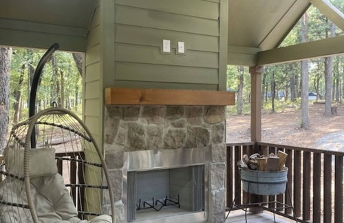 Pottsboro Cabin | Tiny Texoma Treasure: Your Wooded, Lakeside Wonderland - Green House