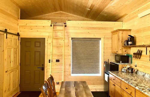 Island Park Cabin | Tiny Timber-28 miles to Yellowstone