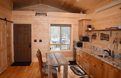 Island Park Cabin | Tiny Timber-28 miles to Yellowstone