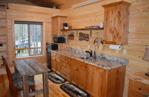 Island Park Cabin | Tiny Timber-28 miles to Yellowstone